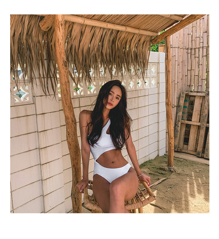 【 5 0 % ᴏ ғ ғ 】歐美風斜肩不規則連身泳衣 / 白色 / ✧665121